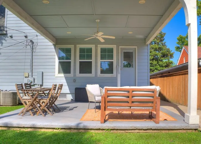 Holiday home Midtown With 3 Full Baths Near Expo & Tu - Enjoy The Covered Patio