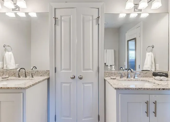 Midtown With 3 Full Baths Near Expo & Tu - Enjoy The Covered Patio Holiday home Tulsa