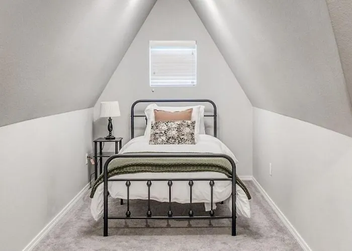Midtown With 3 Full Baths Near Expo & Tu - Enjoy The Covered Patio Holiday home Tulsa