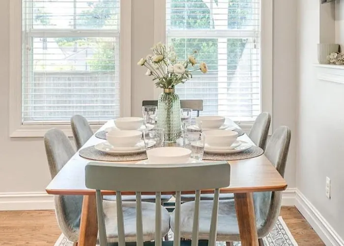 Holiday home Midtown With 3 Full Baths Near Expo & Tu - Enjoy The Covered Patio *