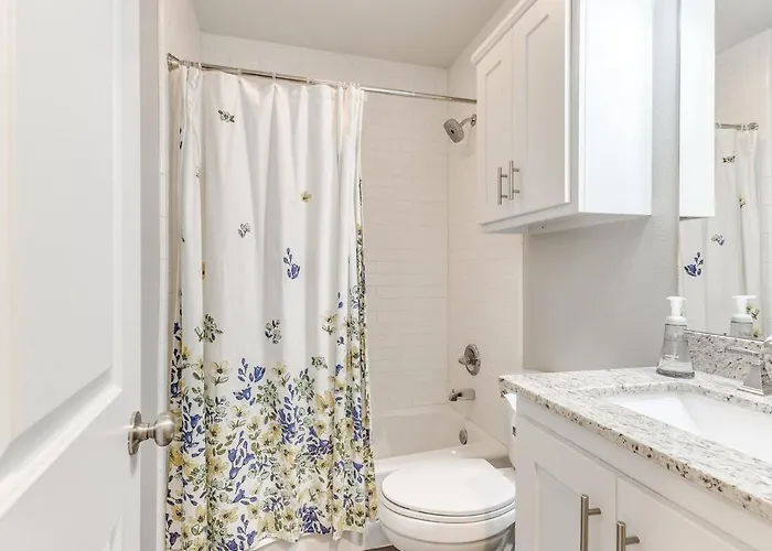 Midtown With 3 Full Baths Near Expo & Tu - Enjoy The Covered Patio Tulsa