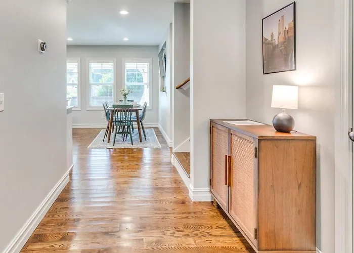 Holiday home Midtown With 3 Full Baths Near Expo & Tu - Enjoy The Covered Patio *