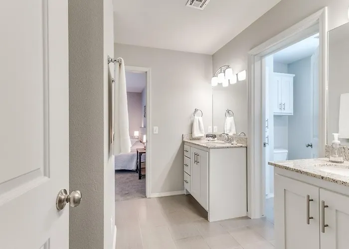 Holiday home Midtown With 3 Full Baths Near Expo & Tu - Enjoy The Covered Patio *